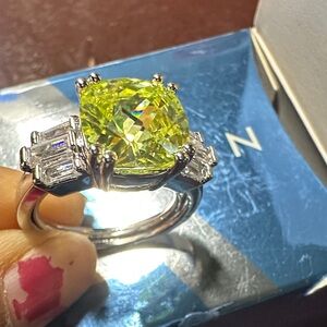 Vintage DAZZLING BOLD RING.Green-medium